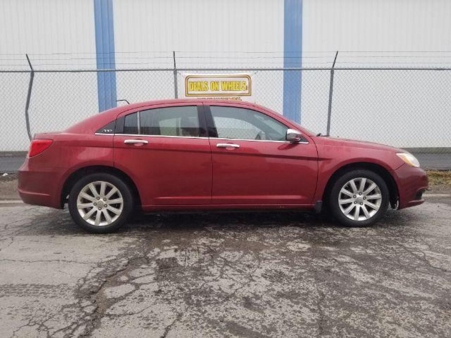 2013 Chrysler 200 Limited (1C3CCBCG7DN) with an 3.6L V6 DOHC 24V FFV engine, 6-Speed Automatic transmission, located at 601 E. Idaho St., Kalispell, MT, 59901, (406) 300-4664, 0.000000, 0.000000 - Photo#3