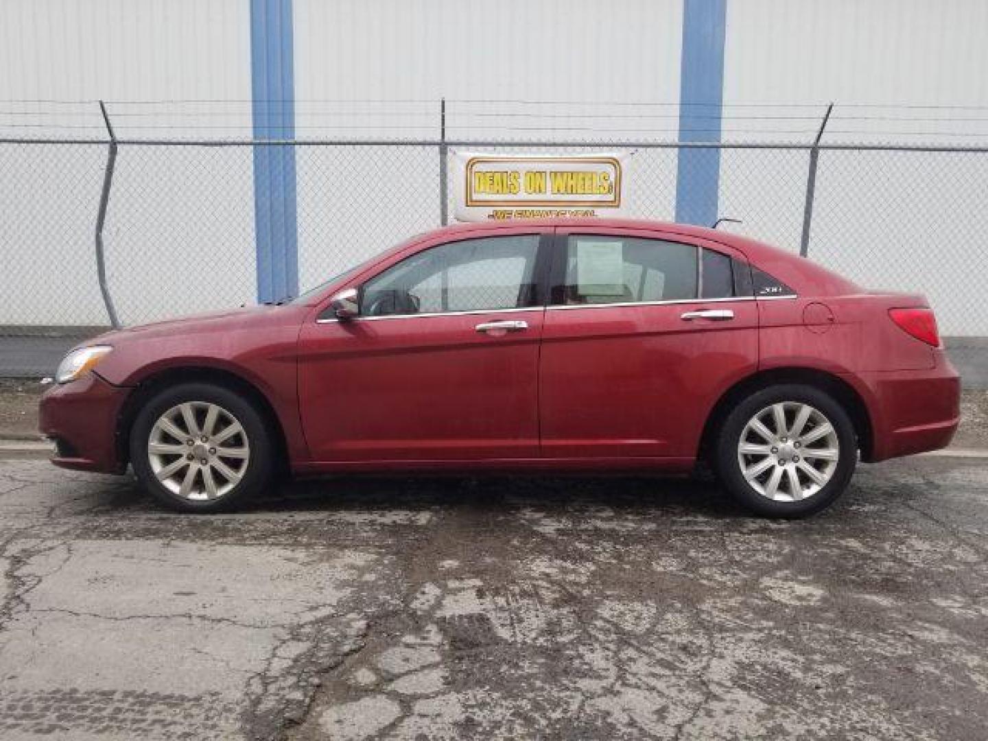 2013 Chrysler 200 Limited (1C3CCBCG7DN) with an 3.6L V6 DOHC 24V FFV engine, 6-Speed Automatic transmission, located at 601 E. Idaho St., Kalispell, MT, 59901, (406) 300-4664, 0.000000, 0.000000 - Photo#6