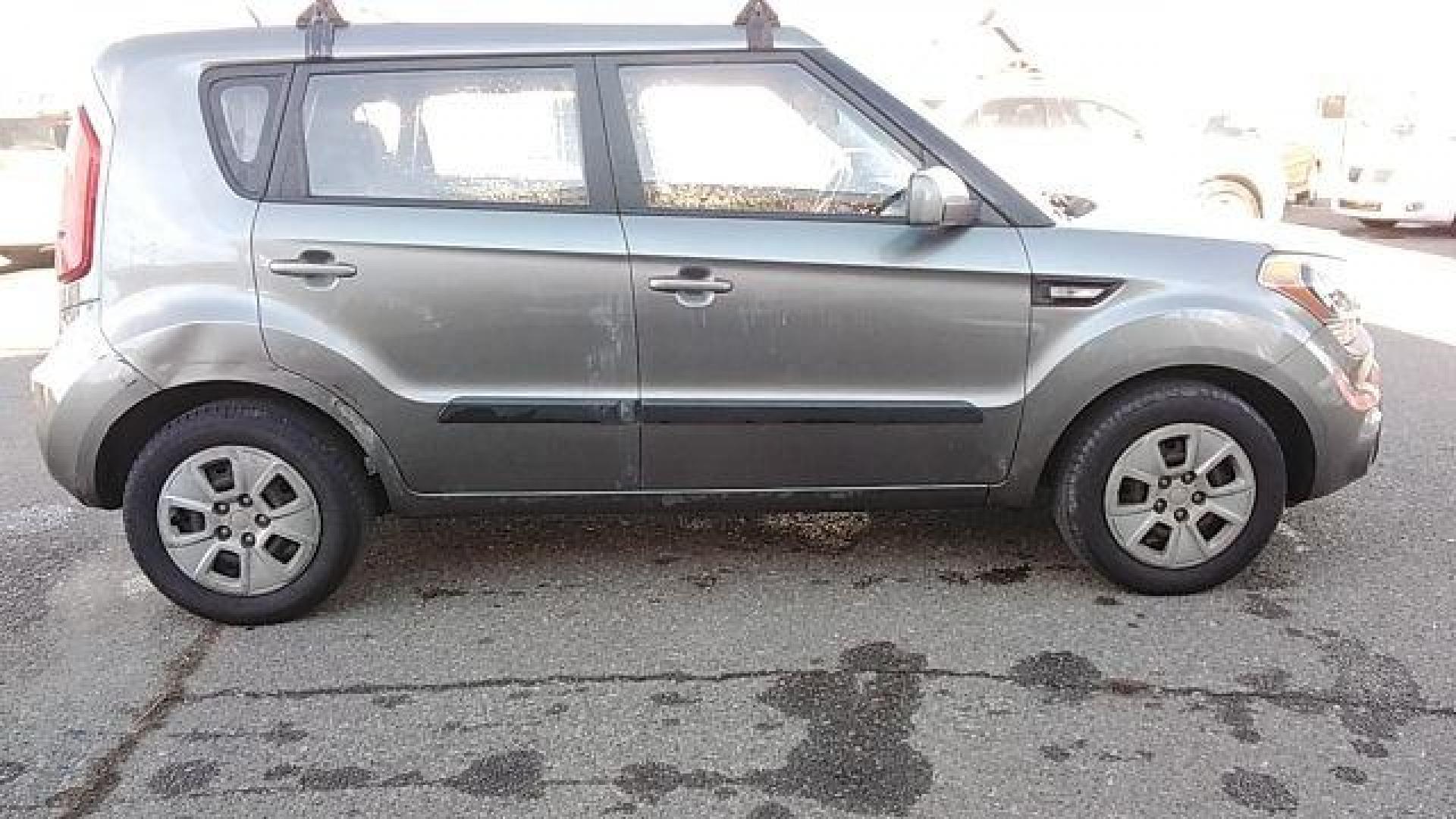 2013 Kia Soul Base (KNDJT2A59D7) with an 1.6L L4 DOHC 16V engine, 5-Speed Manual transmission, located at 1821 N Montana Ave., Helena, MT, 59601, 0.000000, 0.000000 - Photo#3