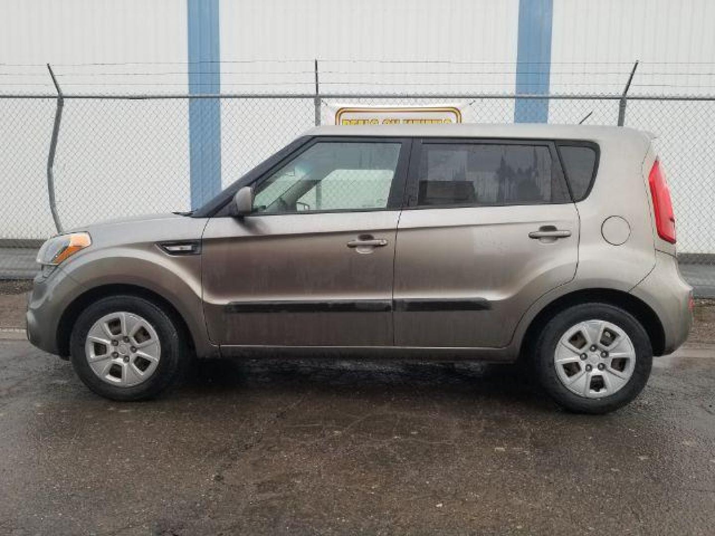 2013 Kia Soul Base (KNDJT2A57D7) with an 1.6L L4 DOHC 16V engine, 5-Speed Manual transmission, located at 601 E. Idaho St., Kalispell, MT, 59901, (406) 300-4664, 0.000000, 0.000000 - Photo#10