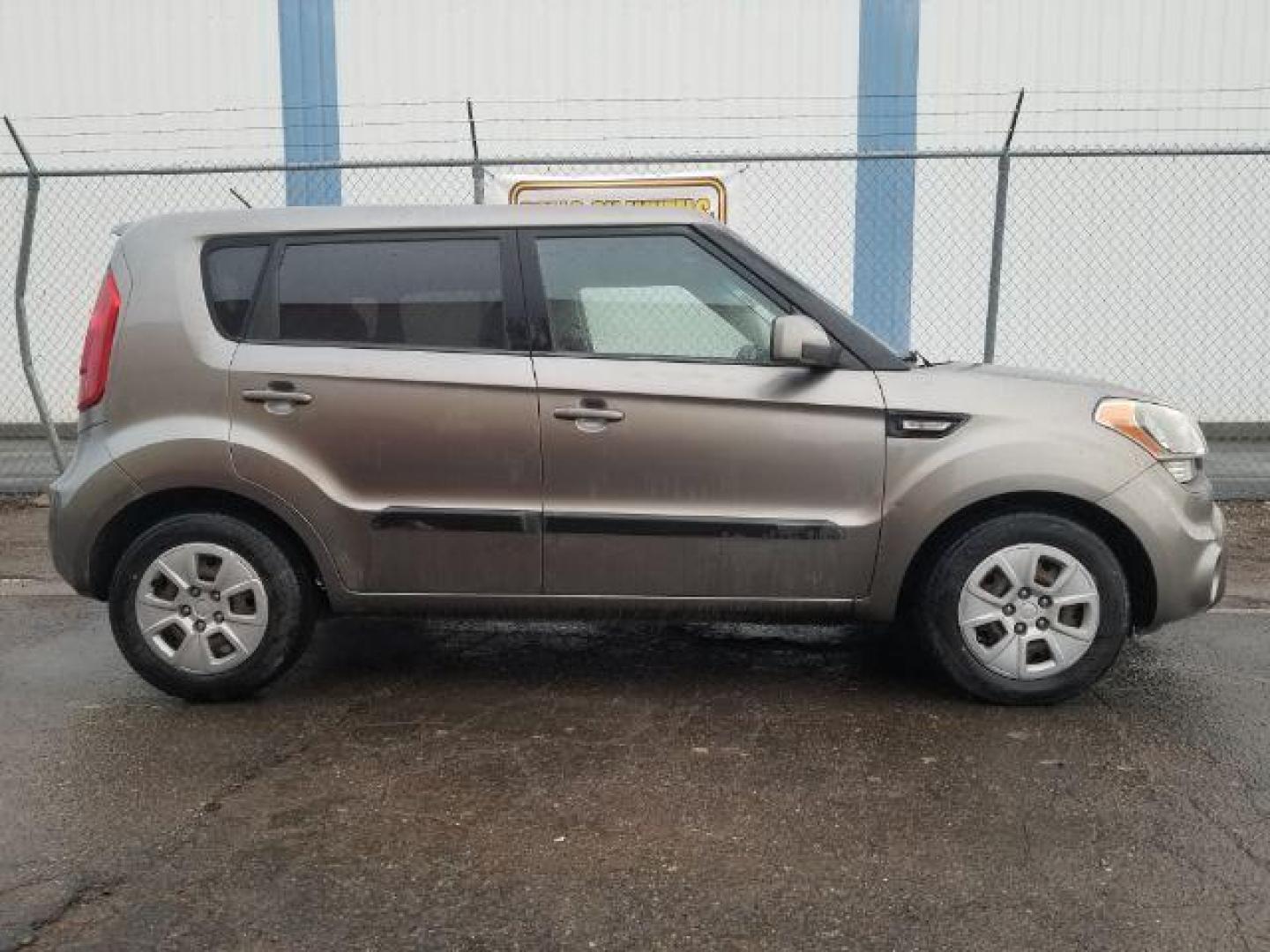 2013 Kia Soul Base (KNDJT2A57D7) with an 1.6L L4 DOHC 16V engine, 5-Speed Manual transmission, located at 601 E. Idaho St., Kalispell, MT, 59901, (406) 300-4664, 0.000000, 0.000000 - Photo#6