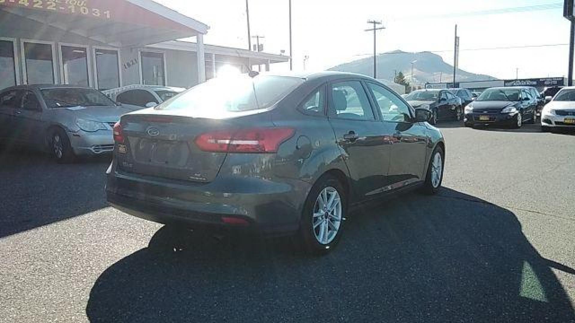 2015 Ford Focus SE Sedan (1FADP3F29FL) with an 2.0L L4 DOHC 16V engine, located at 1821 N Montana Ave., Helena, MT, 59601, 0.000000, 0.000000 - Photo#4